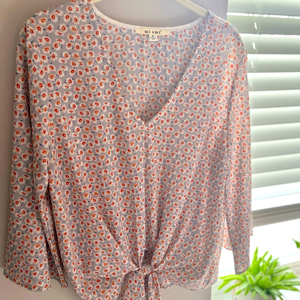 Floral top with tie detail on front. Great with white shirts or jeans for spring